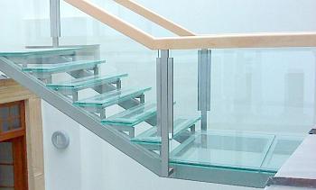 Стеклянные ступени и стеклянная площадка на лестнице в Казани. Готовые проекты ПерилаГлавСнаб