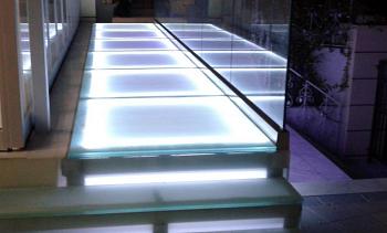 Стеклянный подиум со ступенями с подсветкой в Казани. Готовые проекты ПерилаГлавСнаб