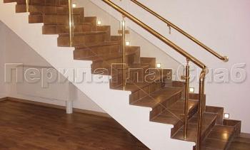 Ограждение лестницы с прозрачным стеклом, стойками и поручнем из латуни в Казани. Готовые проекты ПерилаГлавСнаб