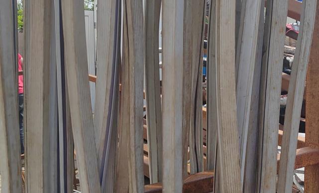 Уплотнитель в поручень с пазом 24х24 под LED ленту на стекло 12мм EPDM (палки 3 м) сорт 2 УЦЕНКА Фk300-c2 2