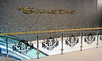 Ограждение лестницы на квадратных стойках с латунным поручнем в Казани. Готовые проекты ПерилаГлавСнаб