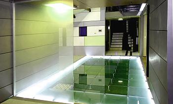Подсветка стеклянного пола в гостинице в Казани. Готовые проекты ПерилаГлавСнаб