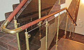 Ограждение лестницы со стеклом, тонированным в массе, стойки и завязки поручня из латуни в Казани. Готовые проекты ПерилаГлавСнаб