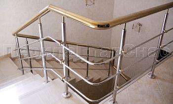 Лестничное ограждение с тремя ригелями и поручнем из латуни в Казани. Готовые проекты ПерилаГлавСнаб