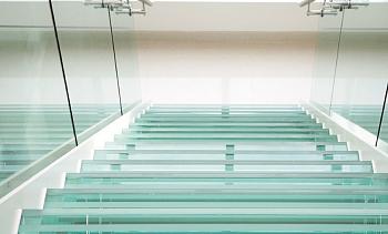 Стеклянные ступени на косоурной лестнице в доме в Казани. Готовые проекты ПерилаГлавСнаб