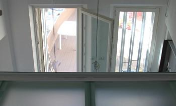 Стеклянное перекрытие из матового стекла на внутреннем балконе в Казани. Готовые проекты ПерилаГлавСнаб