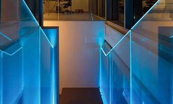 Ограждения лестниц на несущем стекле с подсветкой в Казани. Готовые проекты ПерилаГлавСнаб